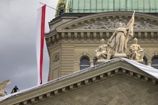 La création de l'artiste bâloise Renée Levi est composée de plaques en céramique qui reflètent la lumière.